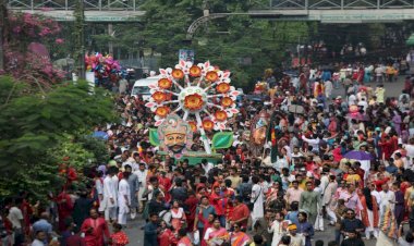 ঢাকঢোলে মেতেছে মঙ্গল শোভাযাত্রা