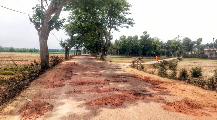 সড়ক তো নয়, যেন মৃত্যুর ফাঁদ