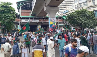 'অন্তর্বর্তী সরকার, জুলাই সনদ দরকার’ – স্লোগান দিয়ে শাহবাগ অবরোধ