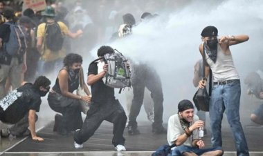 এবার ফ্রান্সে সরকারবিরোধী তীব্র বিক্ষোভ, নিয়ন্ত্রণে আটক ২ শতাধিক