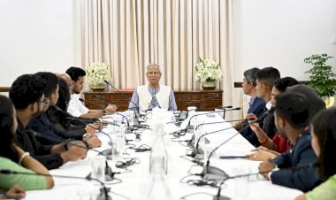 জাতীয় নীতি প্রতিযোগিতায় বিজয়ী শিক্ষার্থীদের সঙ্গে প্রধান উপদেষ্টার শুভেচ্ছা বিনিময়