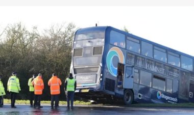 কালো বরফে পিচ্ছিল হয়ে খাদে পড়ল স্কুলবাস, অল্পের জন্য রক্ষা পেল শিক্ষার্থীরা