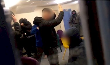 ব্রিটেনে অভিবাসীদের ওপর পুলিশের কুকুর ও টিয়ারশেল দিয়ে হা*মলা