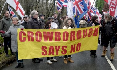 সামরিক ঘাঁটিতে আশ্রয়প্রার্থীদের রাখার প্রতিবাদে হাজারো মানুষের বিশাল বিক্ষোভ