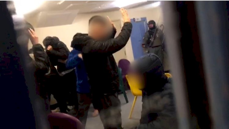 ব্রিটেনে অভিবাসীদের ওপর পুলিশের কুকুর ও টিয়ারশেল দিয়ে হা*মলা